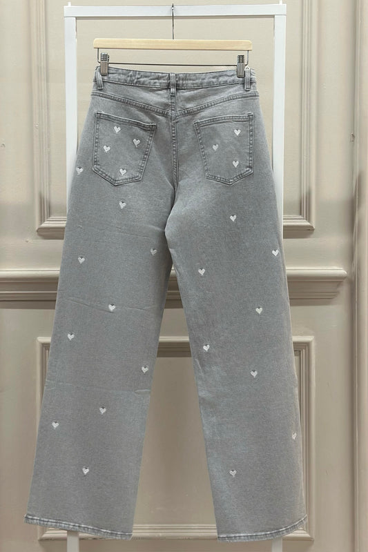 Graue Jeans mit weißer Herzenstickerei