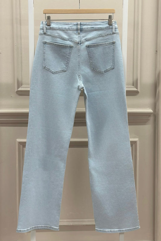Blaue Jeans mit Gänseblümchen-Stickerei