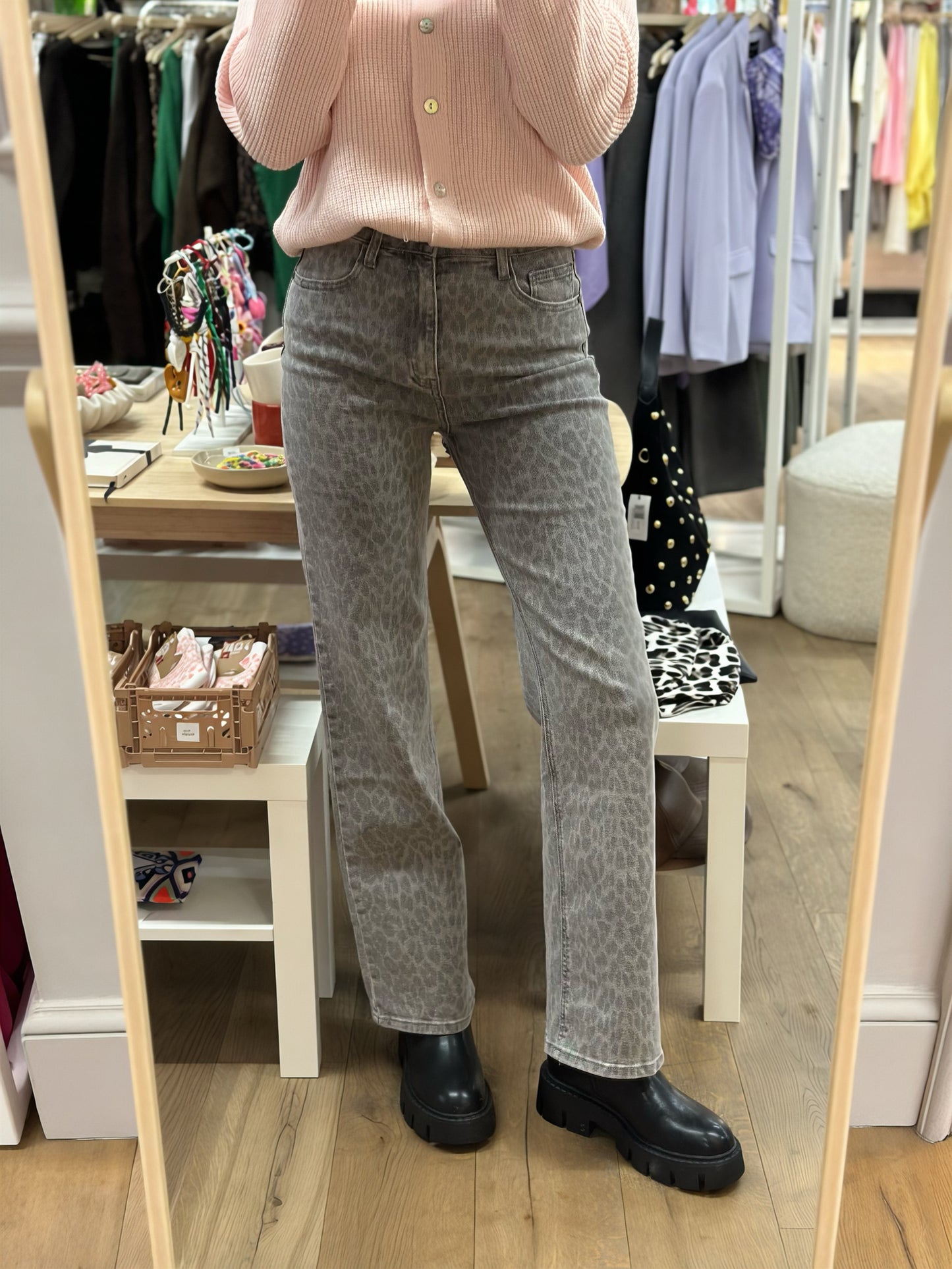 Graue Jeans im Leo-Muster