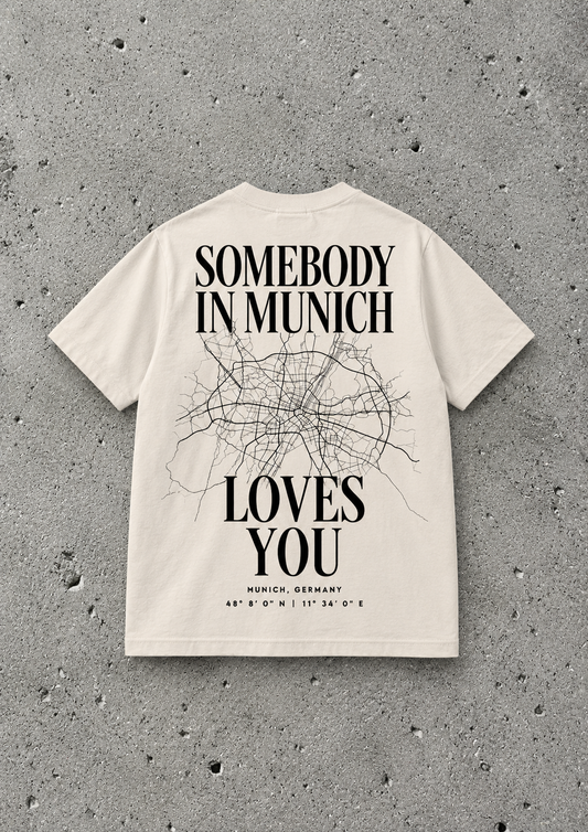 T-Shirt „SOMEBODY IN MUNICH LOVES YOU“