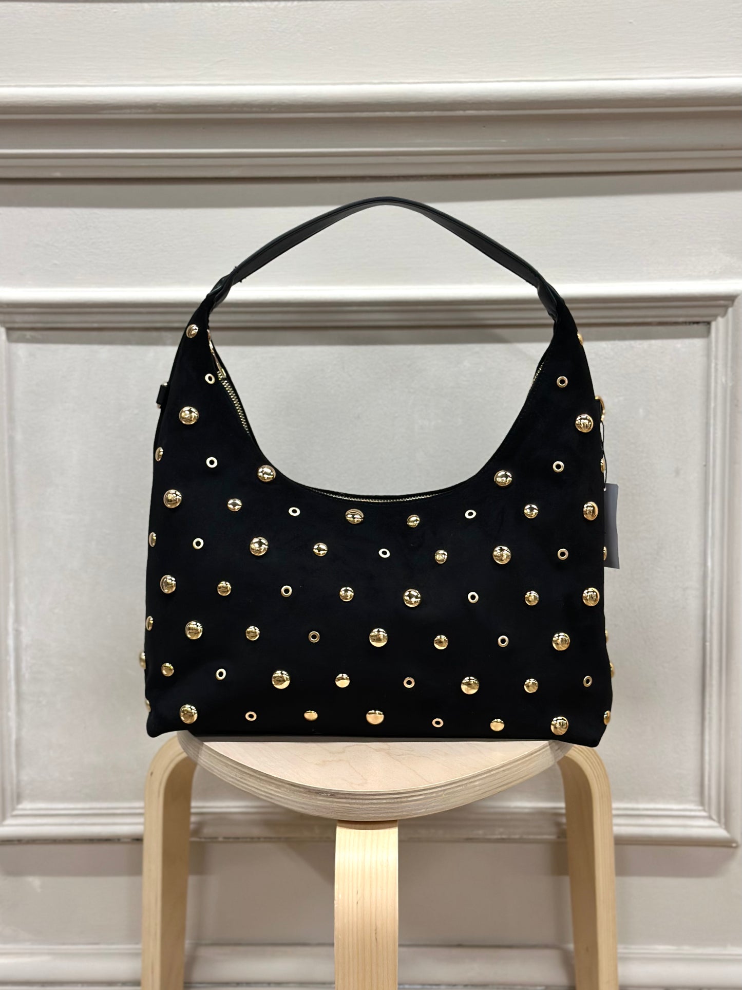 Tasche mit goldenen Nieten