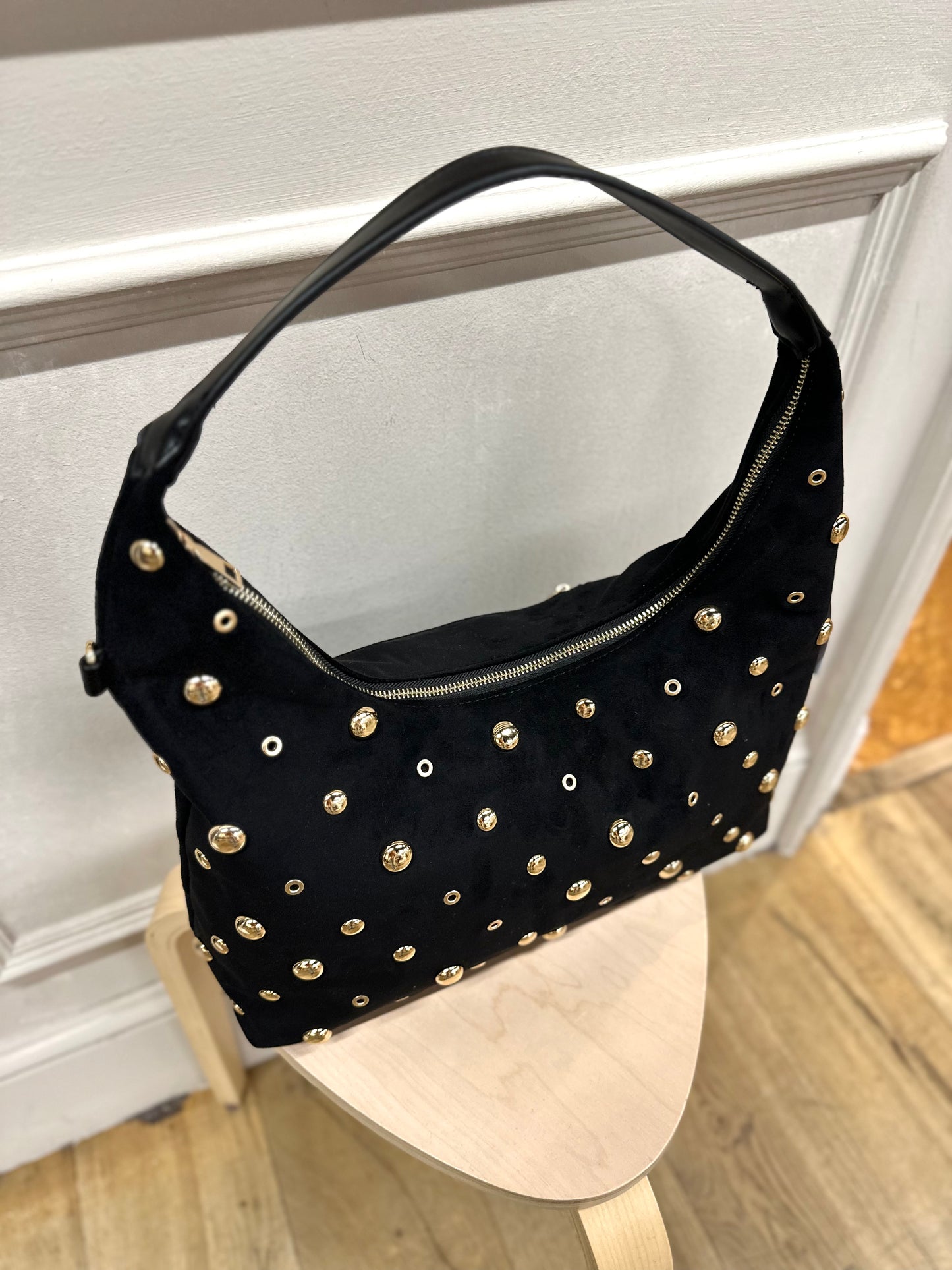Tasche mit goldenen Nieten