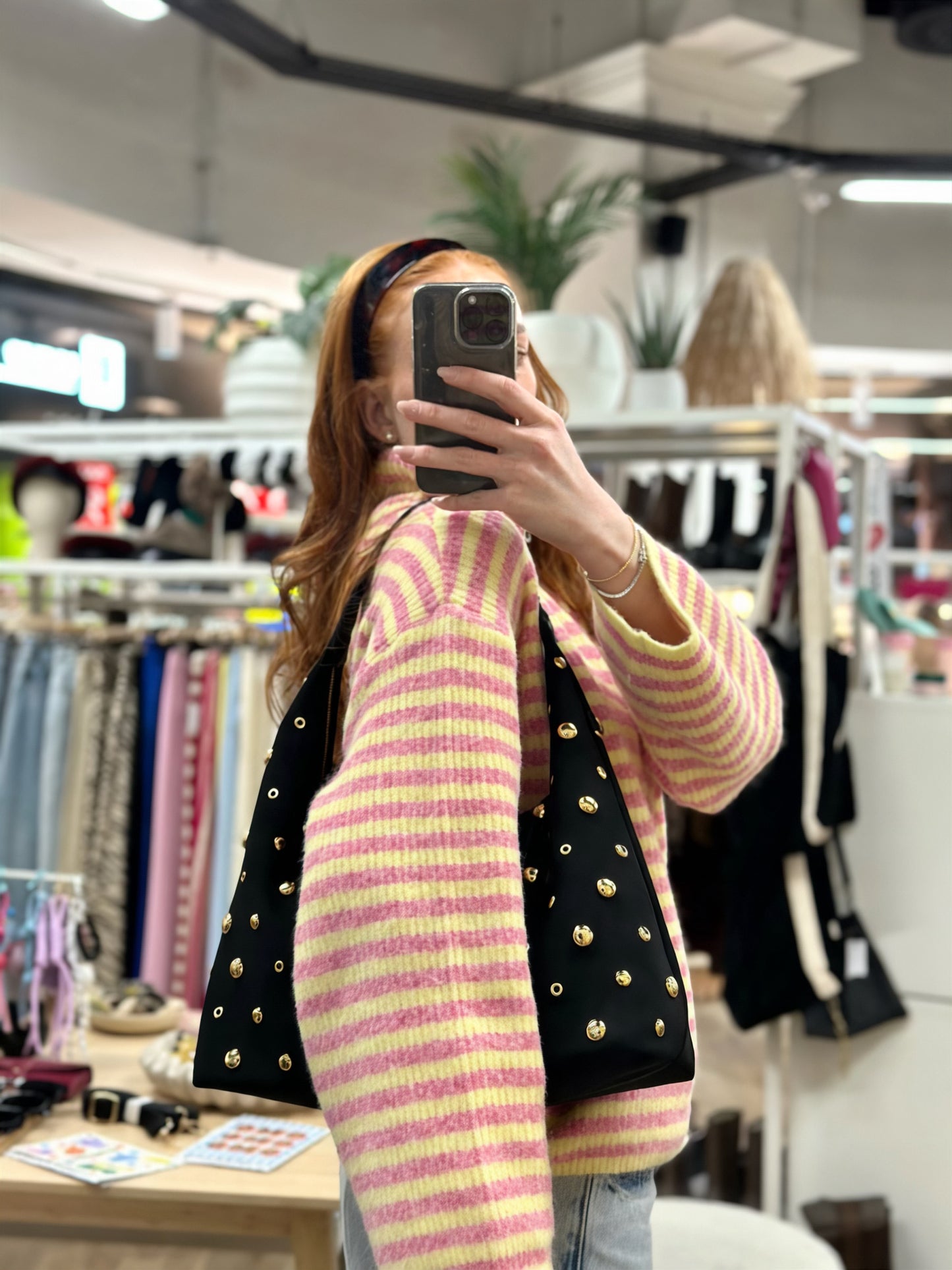 Tasche mit goldenen Nieten