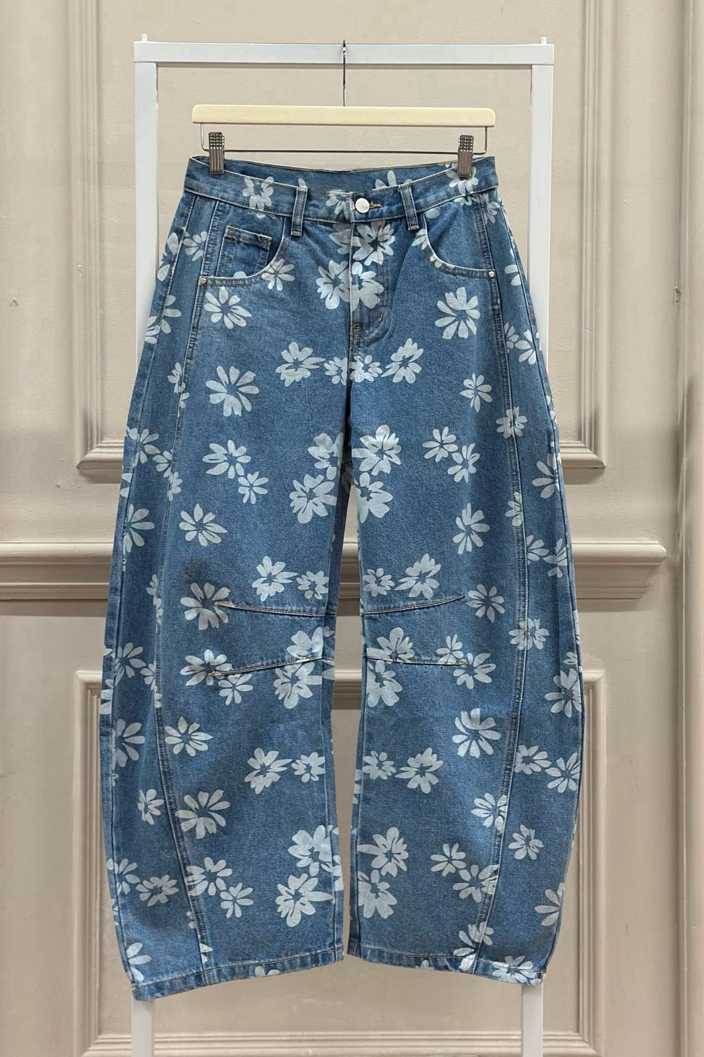 Ballon Jeans mit weißem Blumenmuster