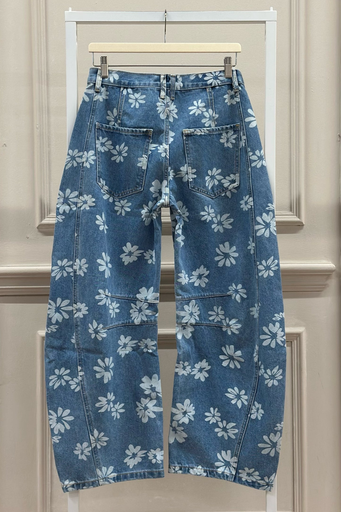 Ballon Jeans mit weißem Blumenmuster