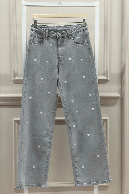 Graue Jeans mit weißer Herzenstickerei