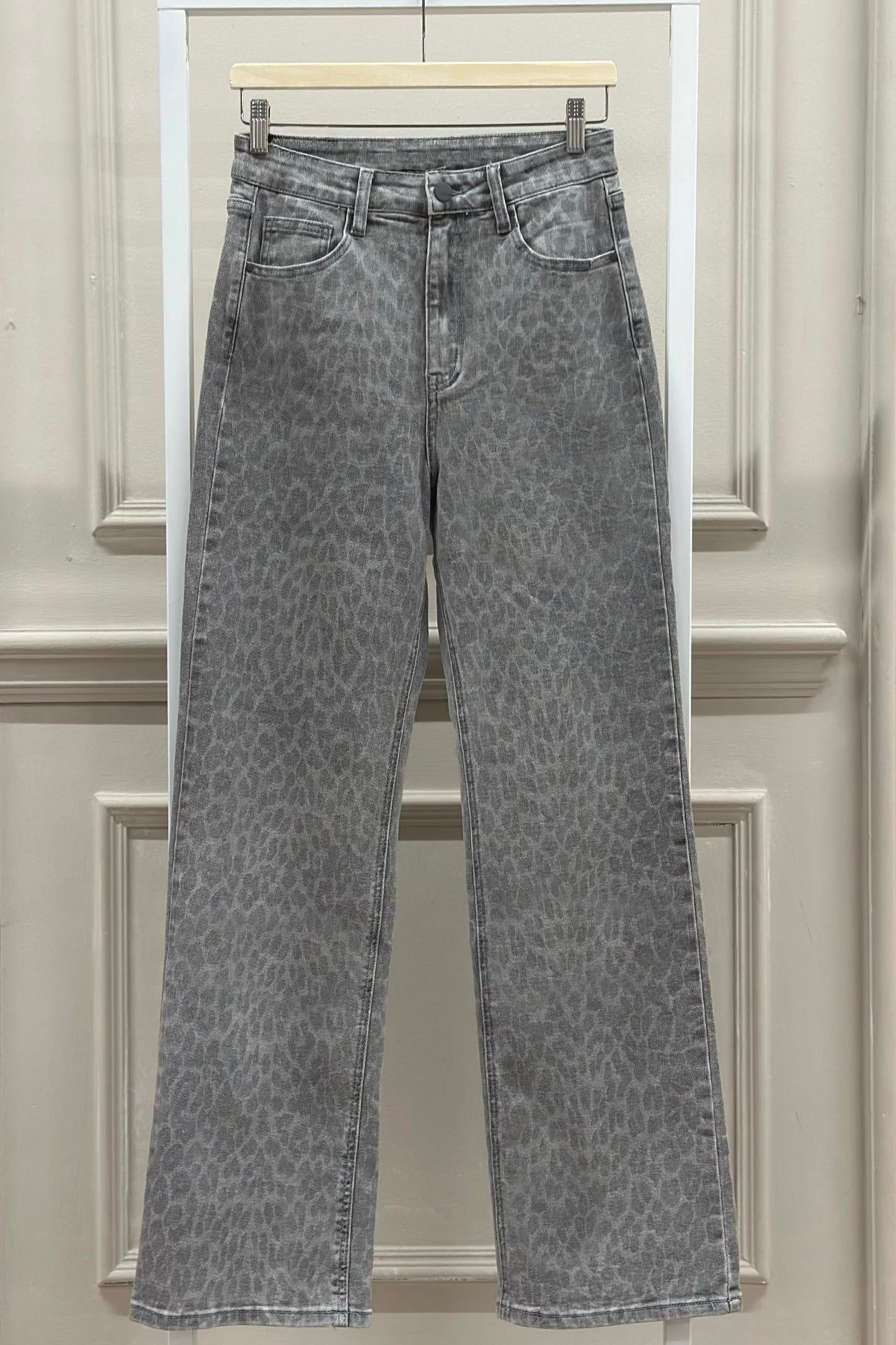 Graue Jeans im Leo-Muster