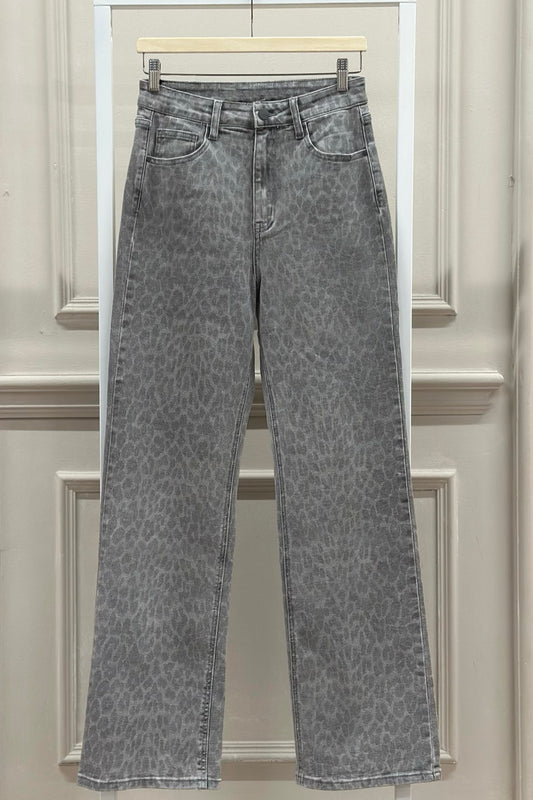 Graue Jeans im Leo-Muster