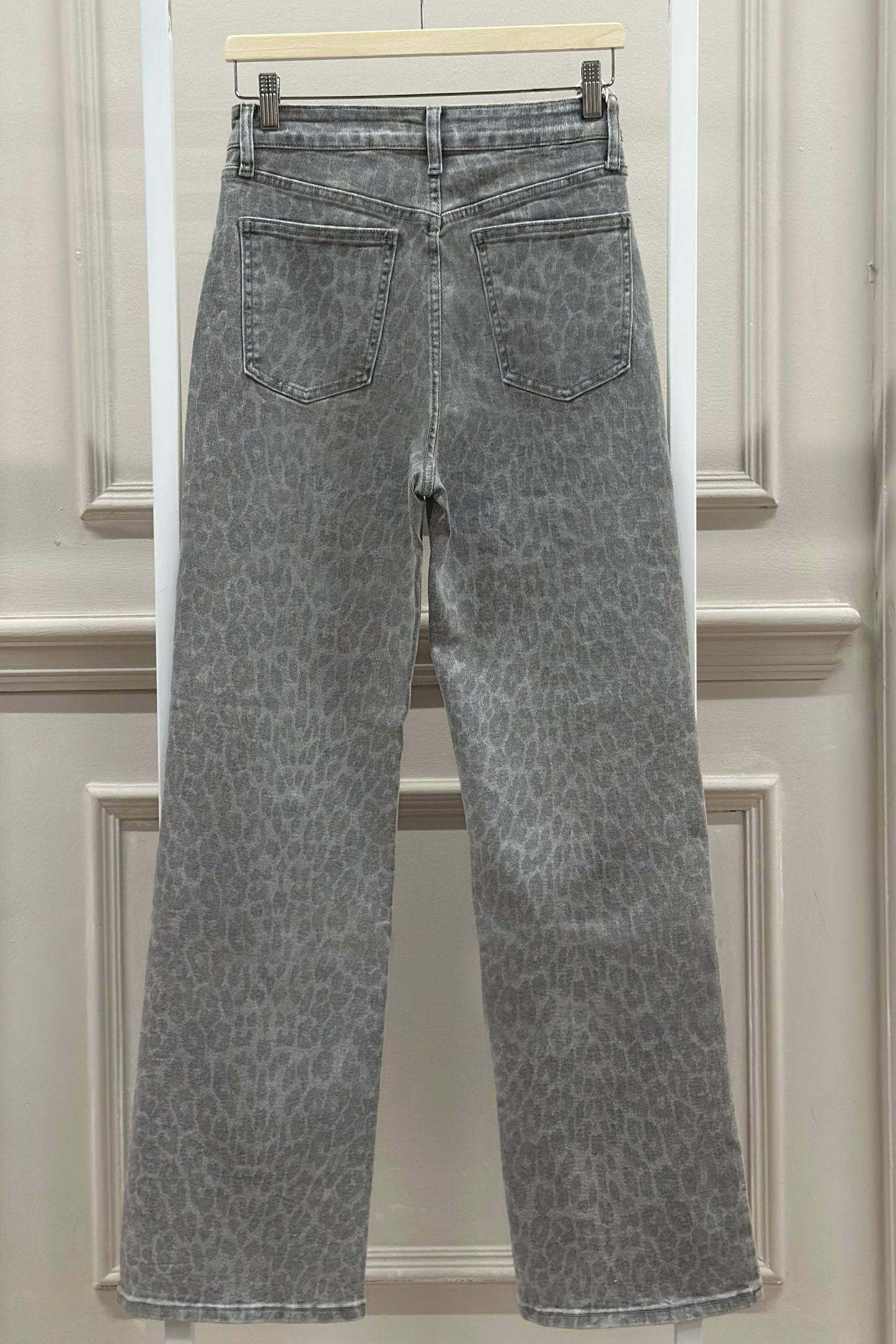 Graue Jeans im Leo-Muster