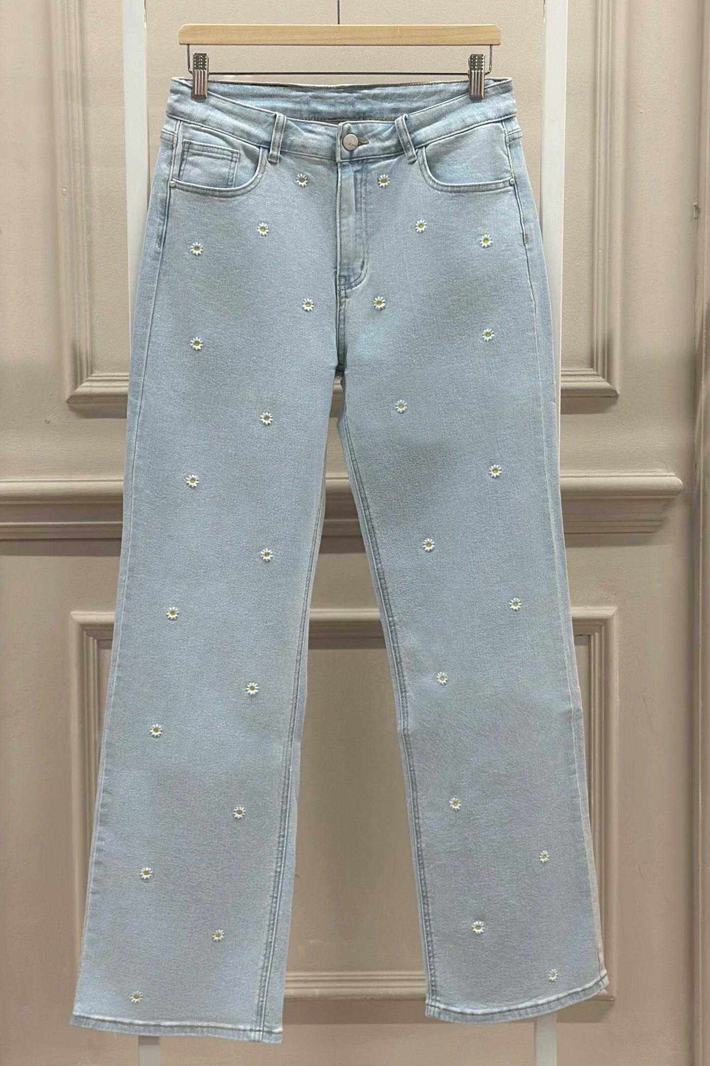 Blaue Jeans mit Gänseblümchen-Stickerei
