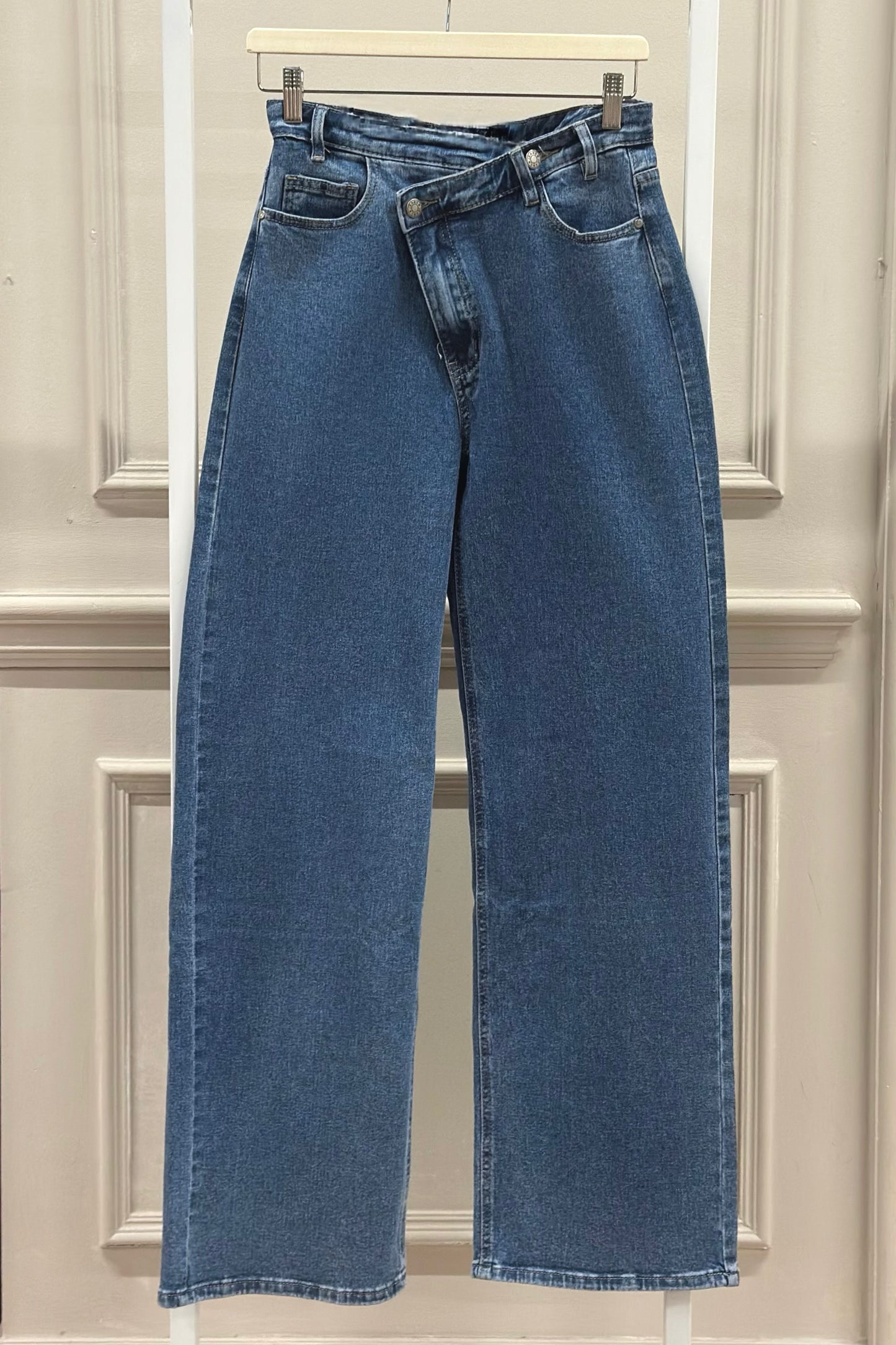 Dunkelblaue Jeans mit schräger Knopfleiste