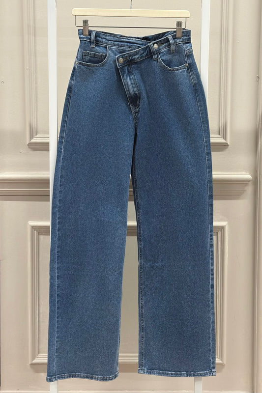 Dunkelblaue Jeans mit schräger Knopfleiste
