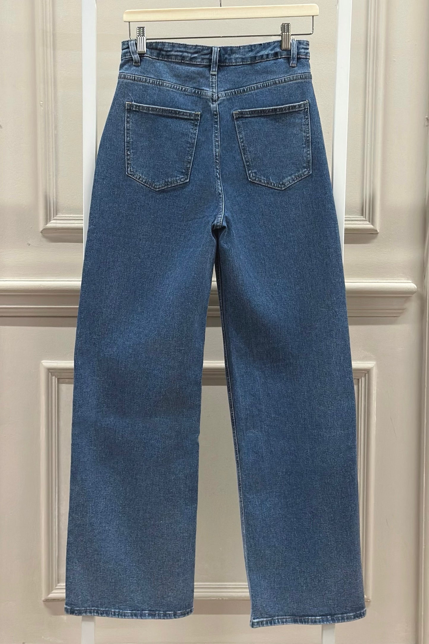 Dunkelblaue Jeans mit schräger Knopfleiste