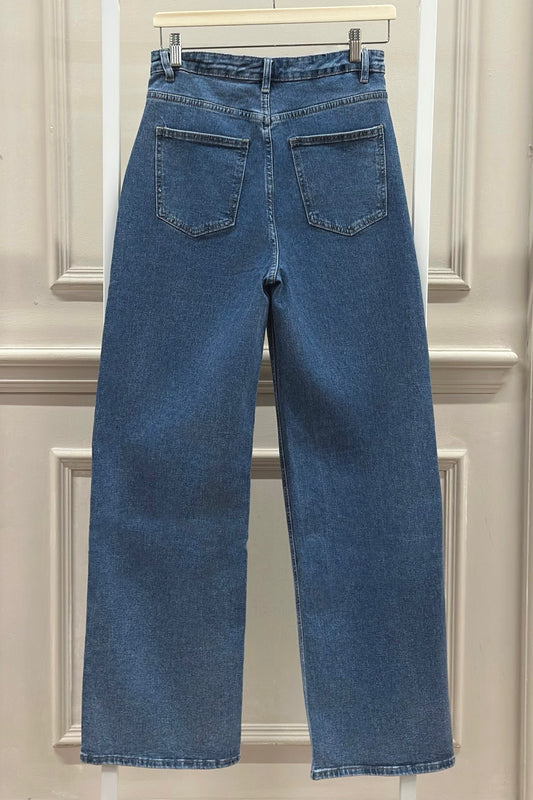 Dunkelblaue Jeans mit schräger Knopfleiste