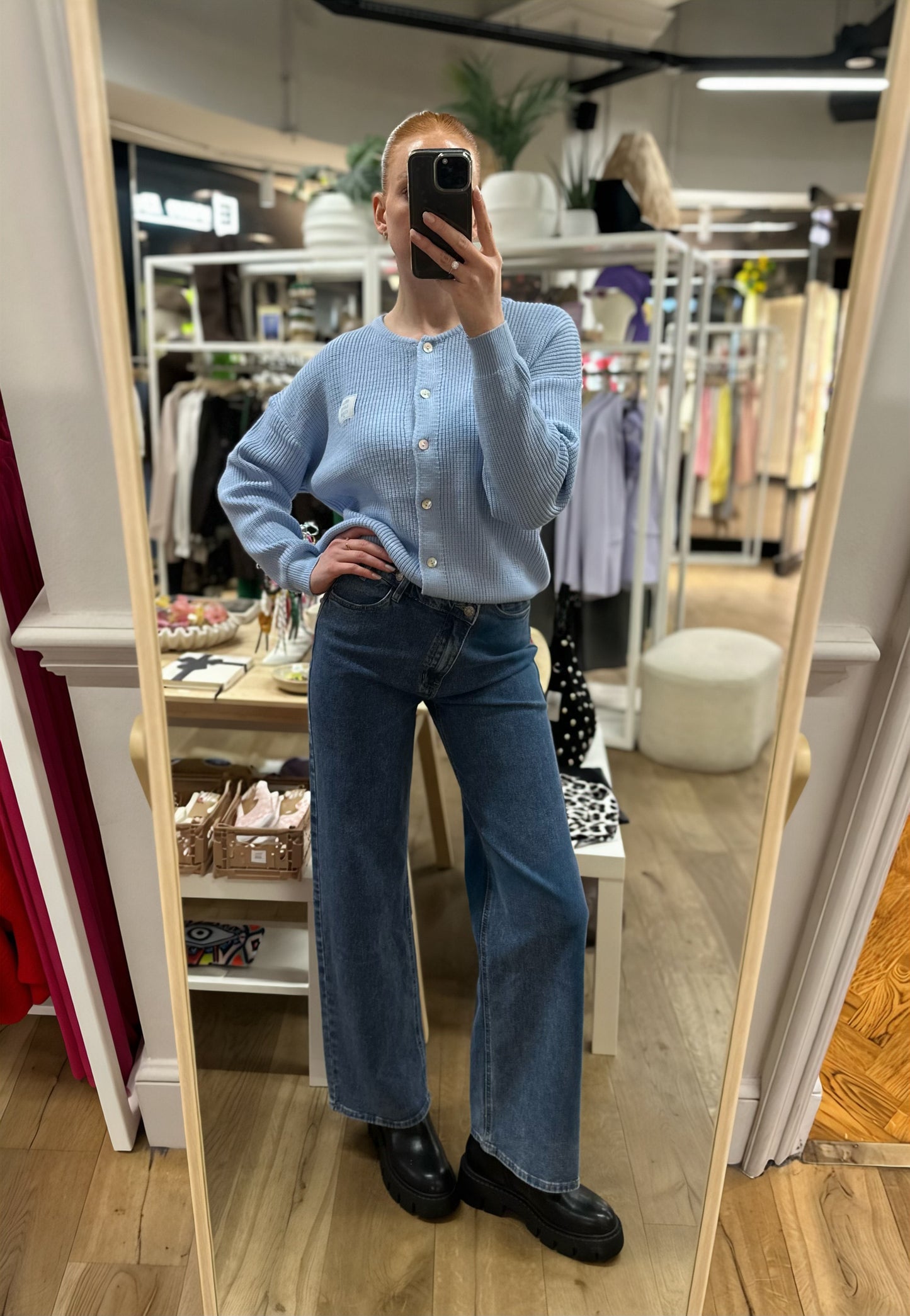 Dunkelblaue Jeans mit schräger Knopfleiste