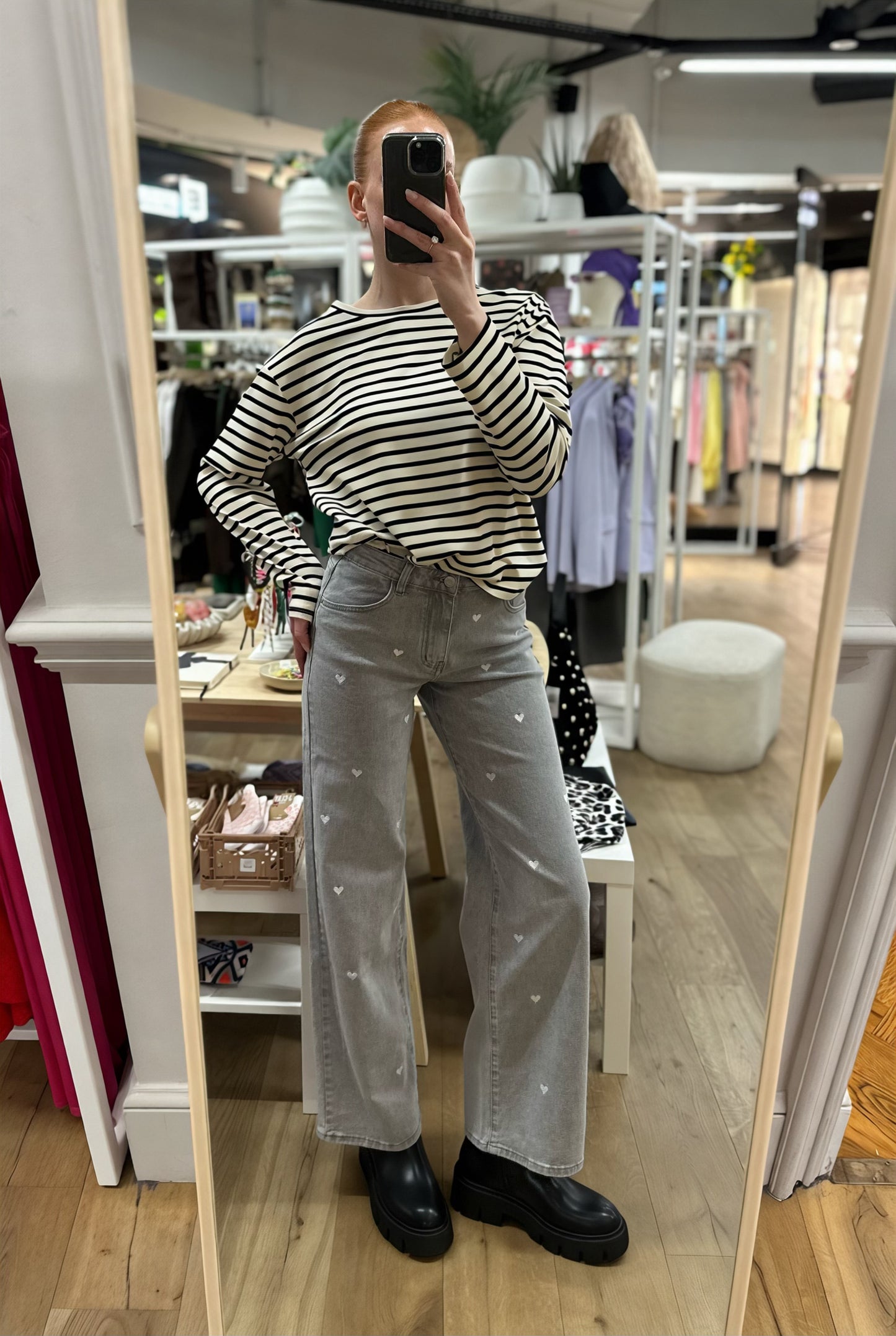 Graue Jeans mit weißer Herzenstickerei