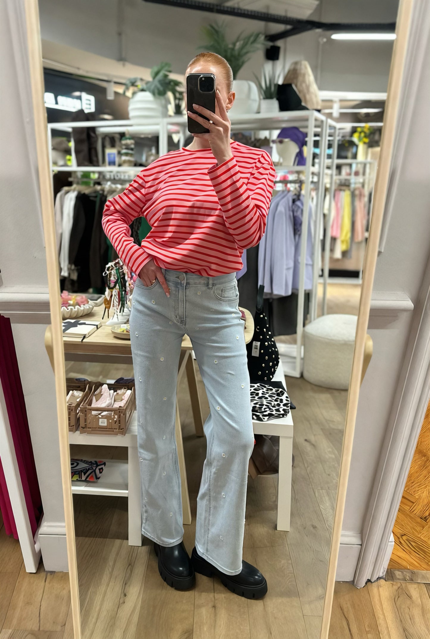 Blaue Jeans mit Gänseblümchen-Stickerei