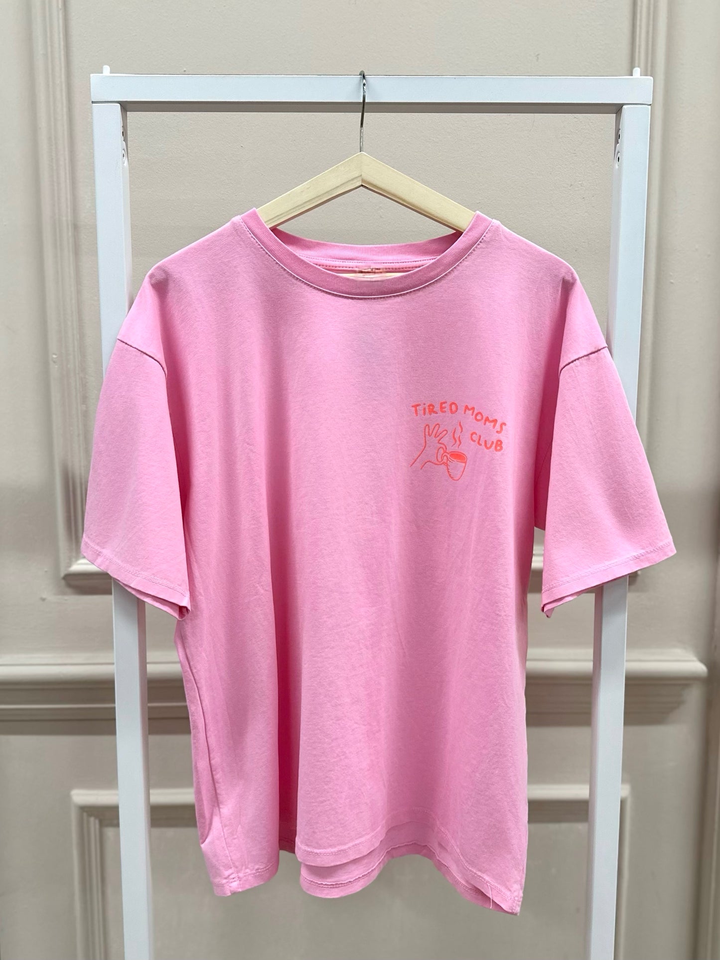 Tired Moms Club T-Shirt in Rosa