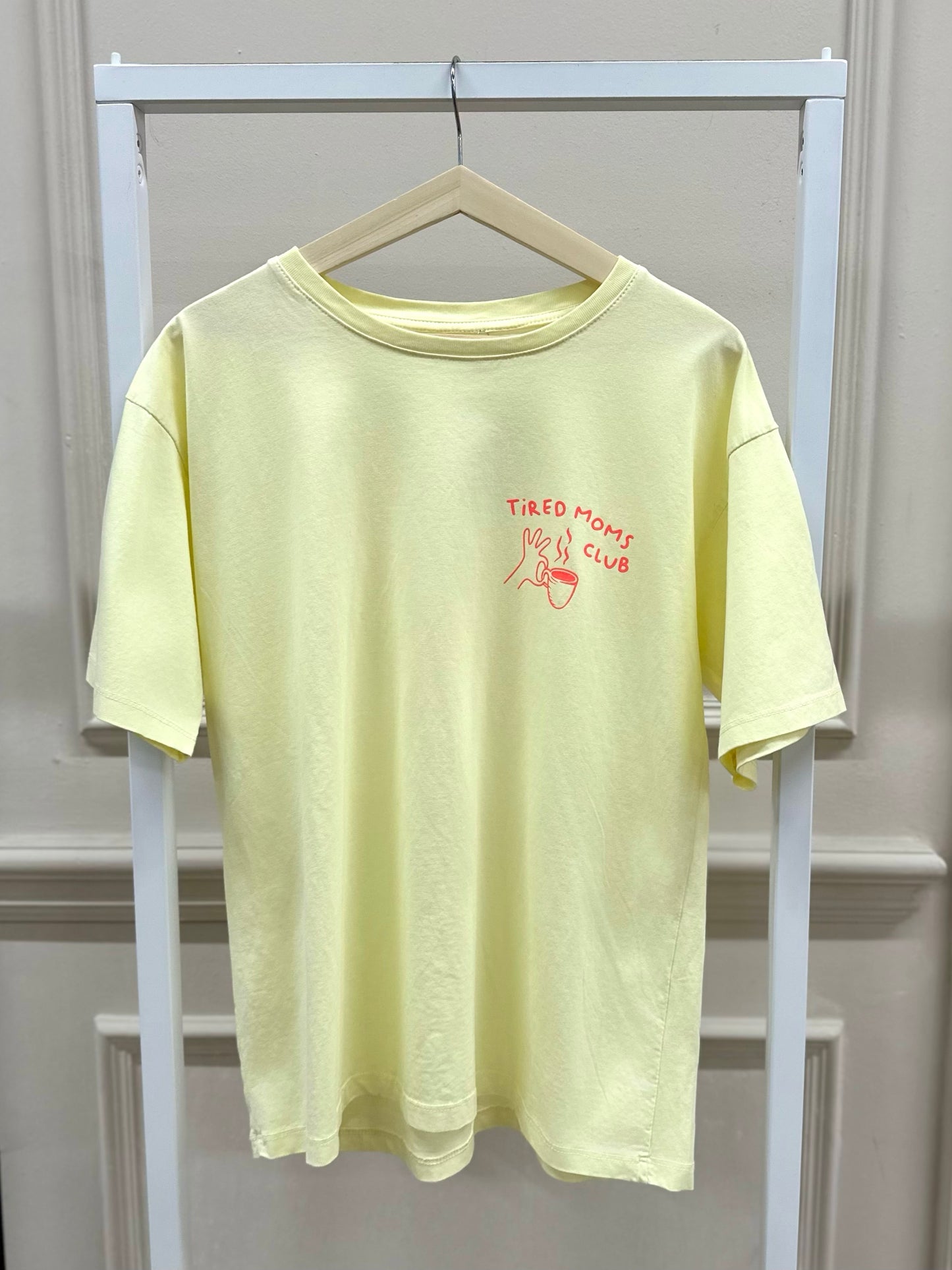 Tired Moms Club T-Shirt in Gelb