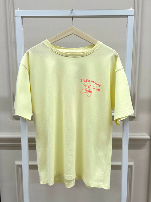 Tired Moms Club T-Shirt in Gelb