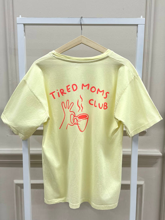 Tired Moms Club T-Shirt in Gelb