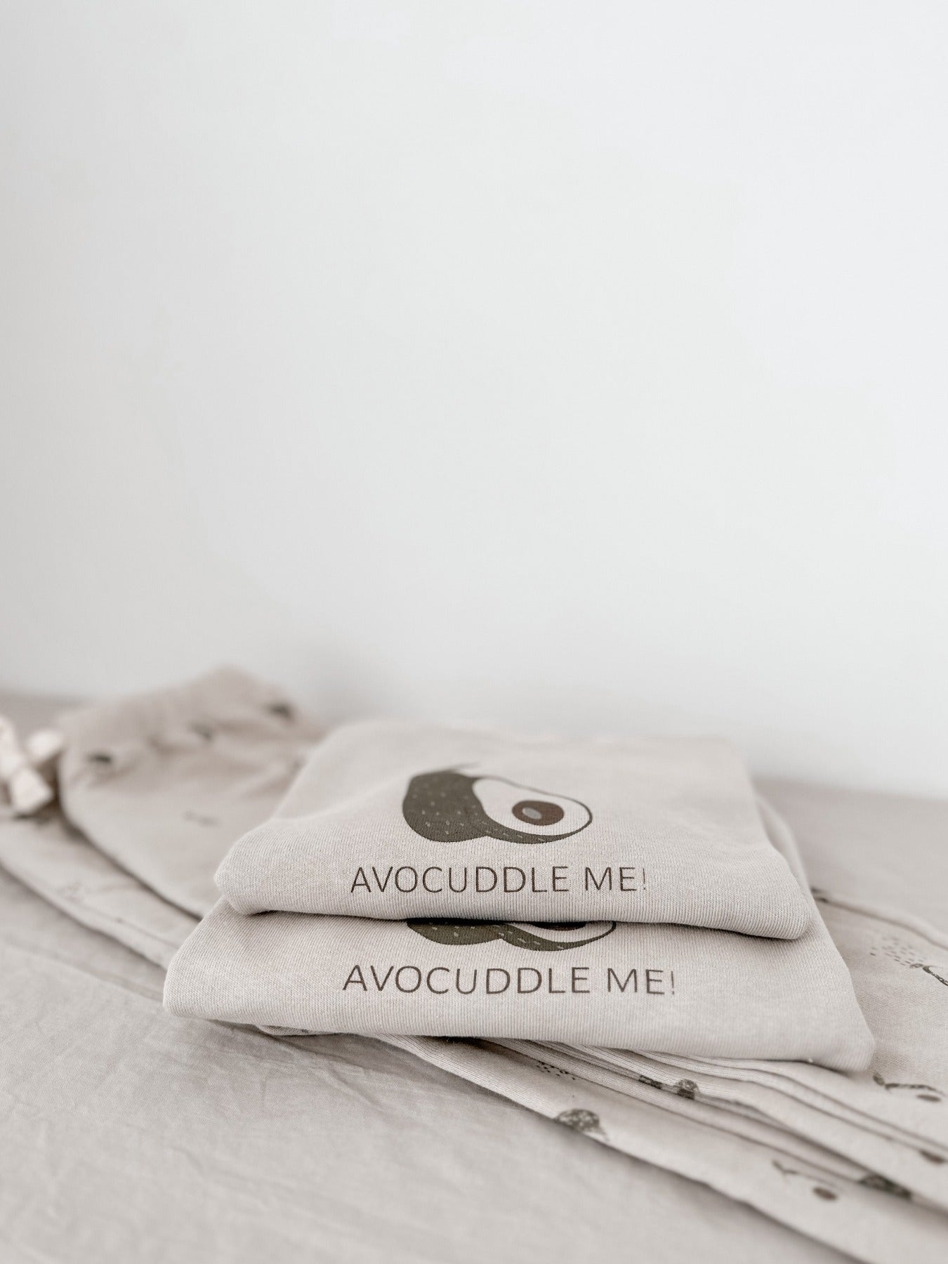 SWEATSHIRT-AVOCUDDLE ME-NOAHANDME