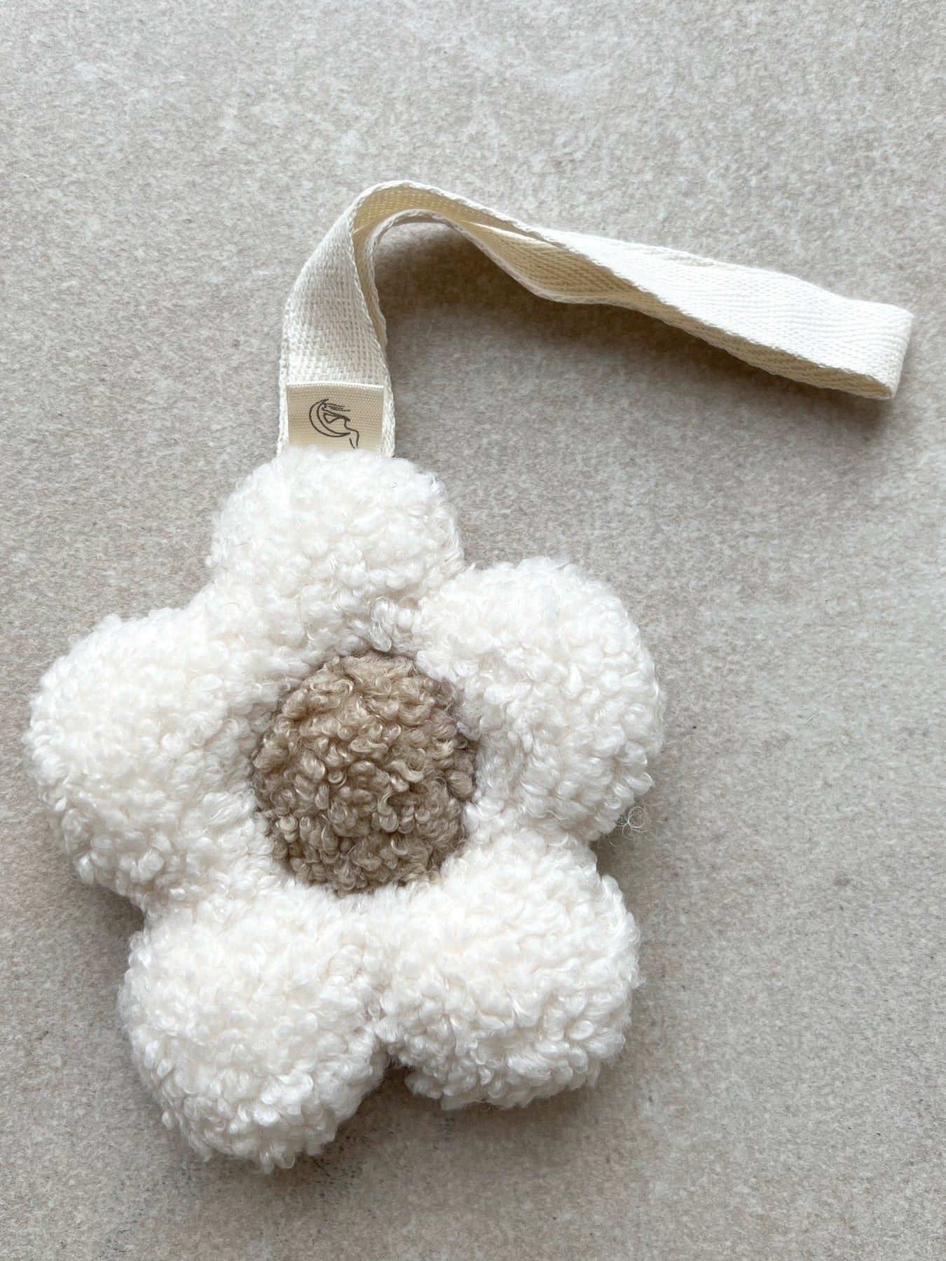 TEDDY-SCHNULLERHALTER-DAISY-NOAHANDME