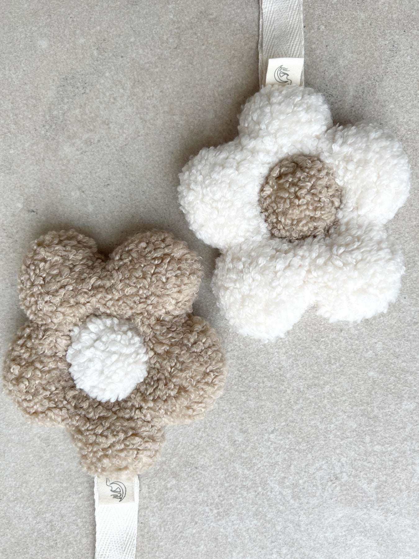 TEDDY-SCHNULLERHALTER-DAISY-NOAHANDME