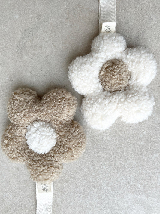 TEDDY-SCHNULLERHALTER-DAISY-NOAHANDME