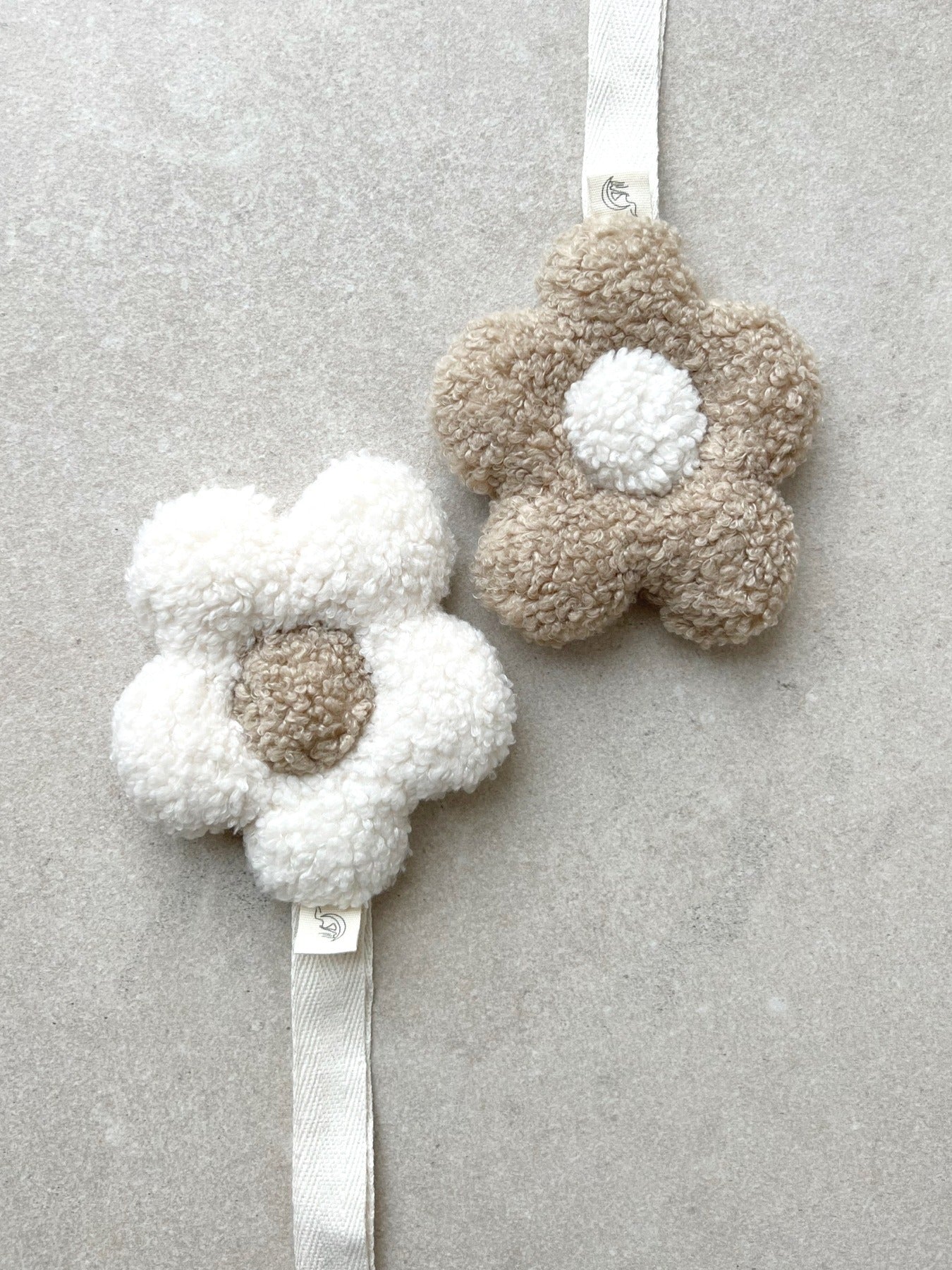 TEDDY-SCHNULLERHALTER-DAISY-NOAHANDME